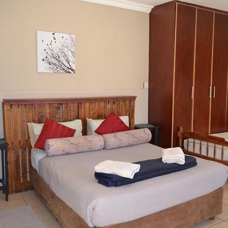A & R Guesthouse Блумфонтейн Экстерьер фото