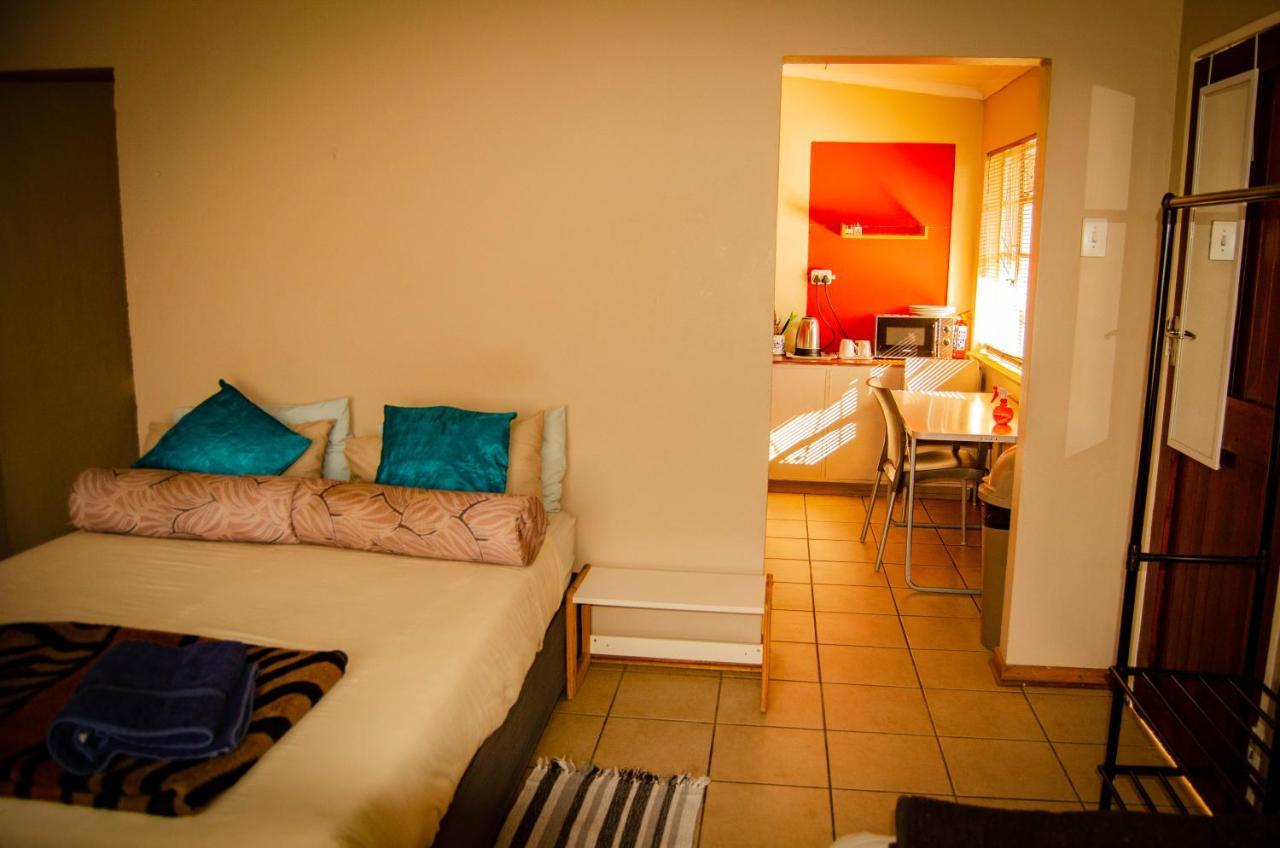 A & R Guesthouse Блумфонтейн Экстерьер фото